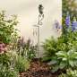 Preview: Ein echter Hingucker für Ihren Garten: Charmanter Regenmesser Frosch Fritz mit Fernglas