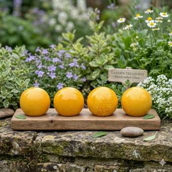 Ein Stück Sonne für Ihren Garten: Handgefertigte Dekokugeln in strahlendem Gelb