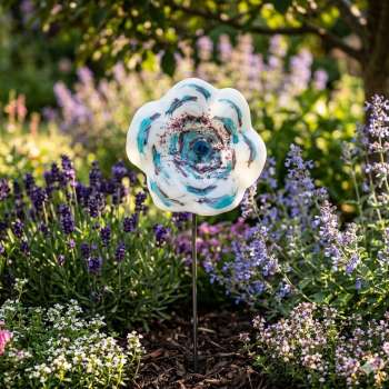 Zauberhafter Gartenstecker Glasblume weiß mit blau-lila Streifen - ca. 100 cm - Gartendekoration