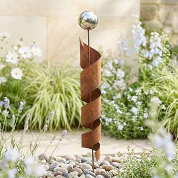 Beeindruckender Gartenstecker Spirale in Rostoptik