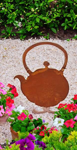 Teekannen-Gartenstecker aus Metall – Rostoptik im Vintage-Stil